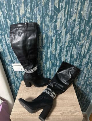 Botas altas negras con cadena