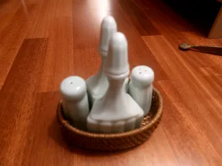 Set contenitori per olio, aceto, sale e pepe con design elegante