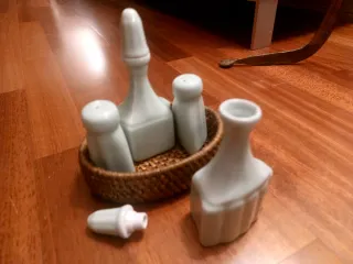 Set contenitori per olio, aceto, sale e pepe con design elegante