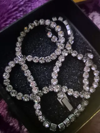 Collar de acero con brillantes