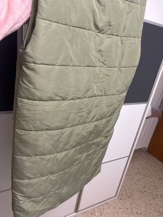 Chaleco largo verde con capucha Sorona