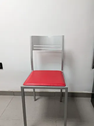 Mesa de cocina roja y patas grises.Urge vender