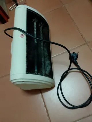 Estufa eléctrica blanca y negra