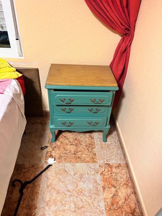 Cómoda alta madera y metal