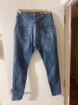 Pantalón tejano desgastado