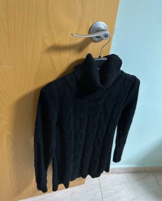 Jersey negro largo con cuello alto