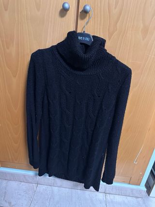 Jersey negro largo con cuello alto