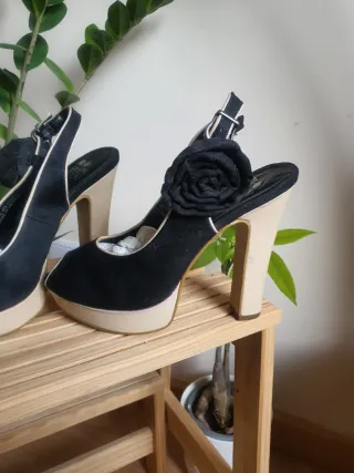 Tacones negros y beige de terciopelo