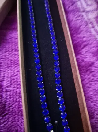 Collar de acero con brillantes azules