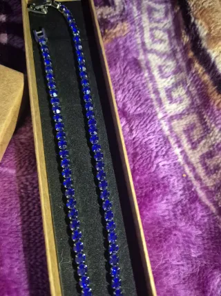 Collar de acero con brillantes azules