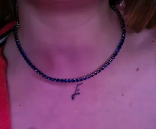 Collar de acero con brillantes azules