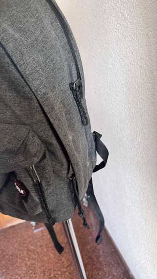 Mochila Eastpak Gris