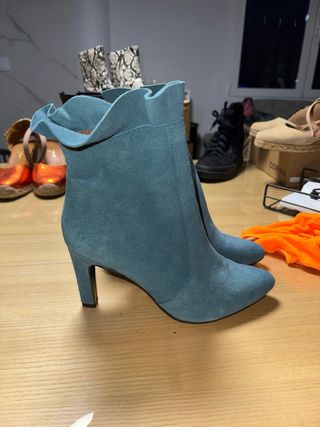 Botines azules de piel con tacón