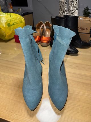 Botines azules de piel con tacón