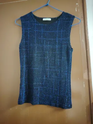 Blusa fiesta negra y azul tiene brillos.