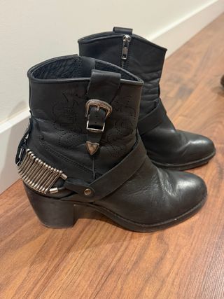 Botas Hakei Talla 40 Negras con Hebilla/Tachuelas
