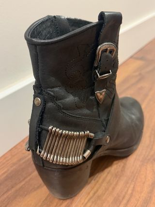 Botas Hakei Talla 40 Negras con Hebilla/Tachuelas