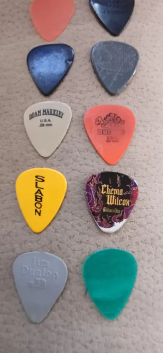Púas de guitarra variadas