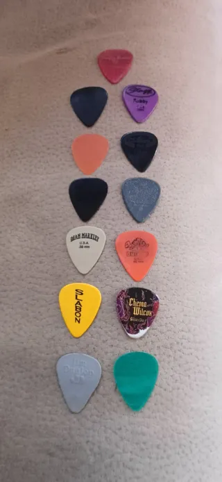 Púas de guitarra variadas
