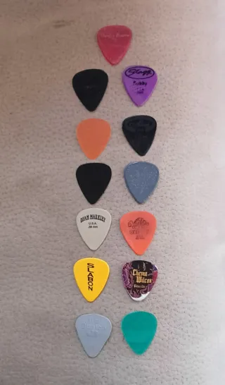 Púas de guitarra variadas