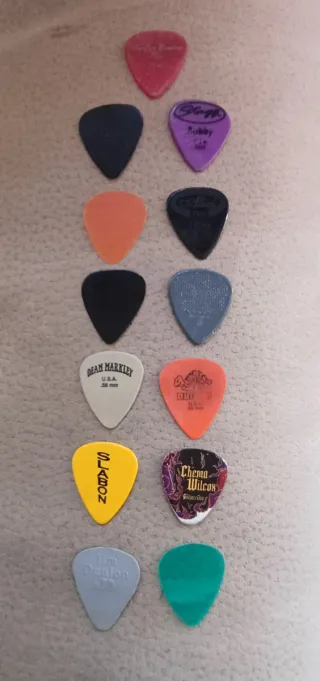 Púas de guitarra variadas