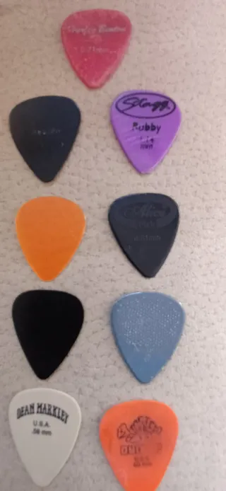 Púas de guitarra variadas