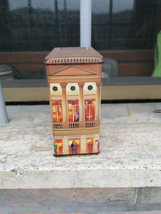 Scatola di metallo decorata