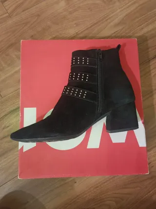 Botines negros ante hebillas tachuelas