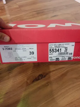 Botines negros ante hebillas tachuelas