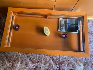 Sofá y sillones verdes con estampado