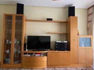 Sofá y sillones verdes con estampado