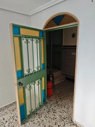 Puerta de hierro y cristal