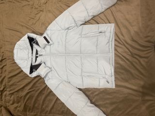 Abrigo acolchado azul claro de Bershka con capucha