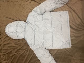 Abrigo acolchado azul claro de Bershka con capucha