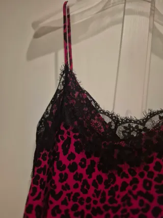 Top Camiseta Leopardo Rojo y Negro