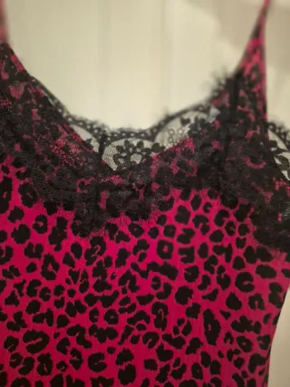 Top Camiseta Leopardo Rojo y Negro