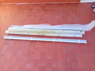4 Cortina de lamas metálicas y plástico