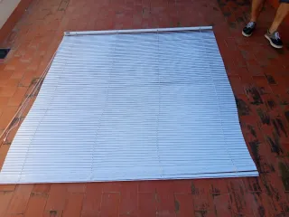 4 Cortina de lamas metálicas y plástico