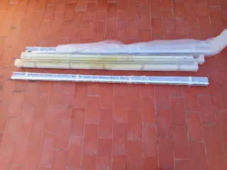 4 Cortina de lamas metálicas y plástico