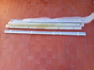 4 Cortina de lamas metálicas y plástico