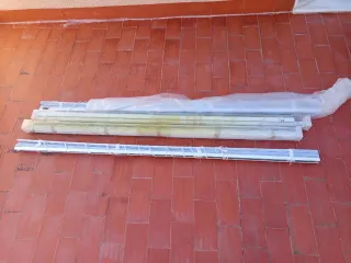 4 Cortina de lamas metálicas y plástico