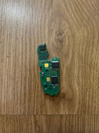 Llave Audi desmontada con marcas.