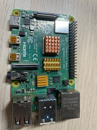 Raspberry Pi 4 2GB con carcasa