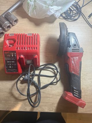 Amoladora y cargador Milwaukee M18 estropeados