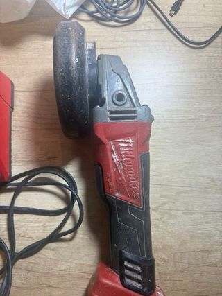 Amoladora y cargador Milwaukee M18 estropeados