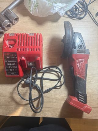 Amoladora y cargador Milwaukee M18 estropeados