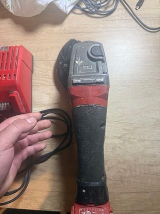 Amoladora y cargador Milwaukee M18 estropeados