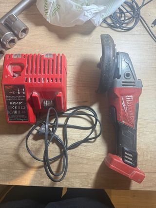 Amoladora y cargador Milwaukee M18 estropeados