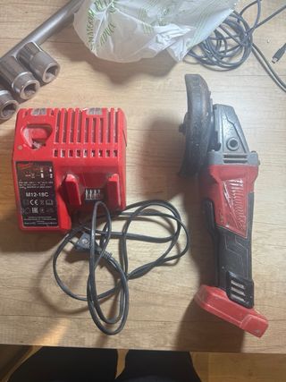 Amoladora y cargador Milwaukee M18 estropeados