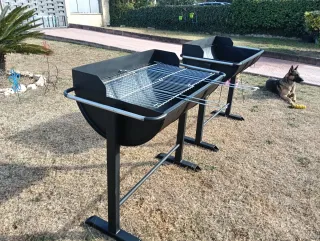 Barbacoa de metal negra